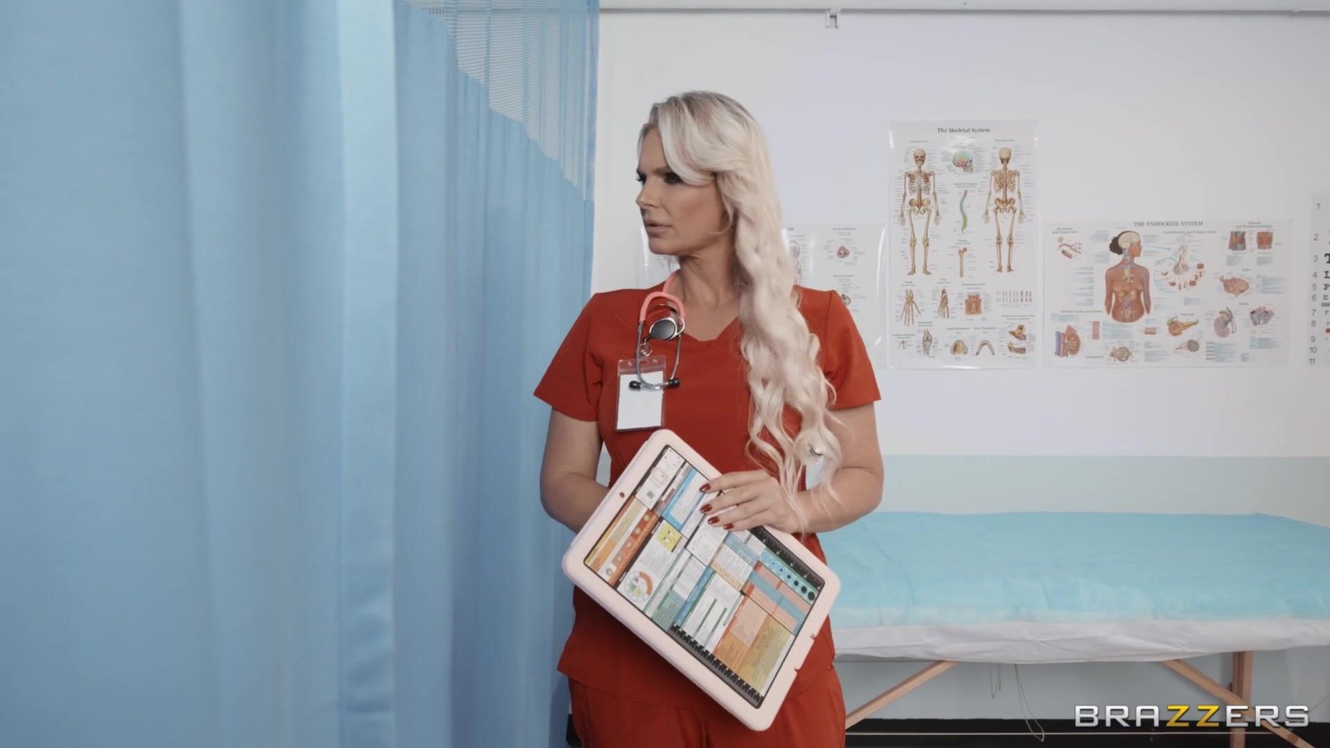 Медсестра вычислила, что пациентке подруга рукой трет вареник