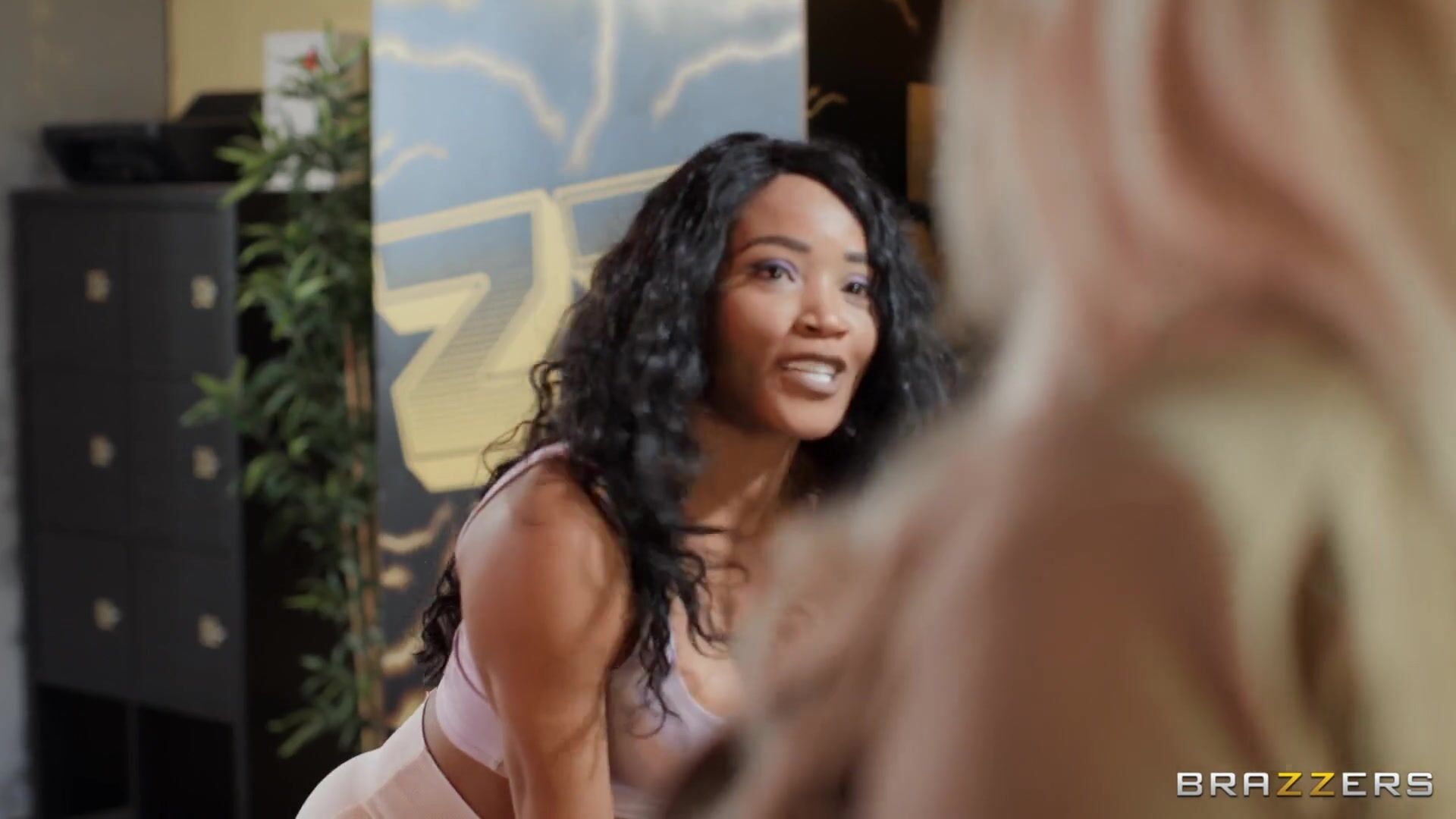 Админу отеля дают две дамы - постоялицы в групповой оргии